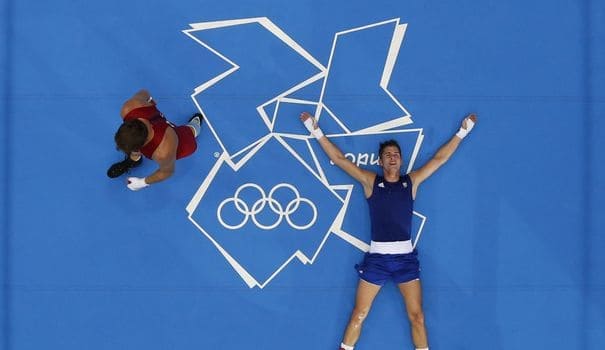 Alexis Vastine allongé sur le ring les bras en croix lors des JO de Londres 2012